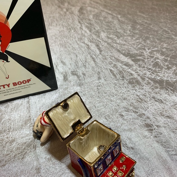 BettyBoop retired Collectionwith Swarovski crystal - Picture 8 of 11